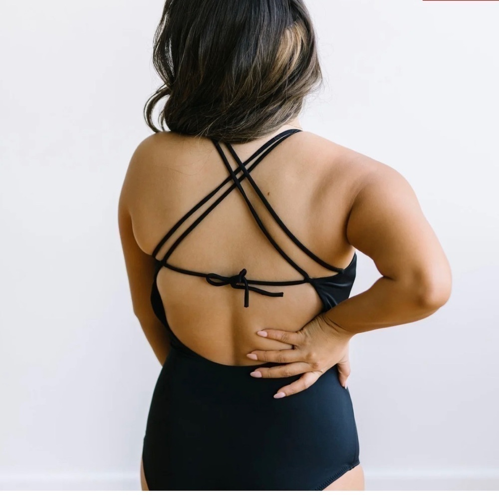 Maven Thread Strappy One Piece Bathing Suit large‎ black removable padding